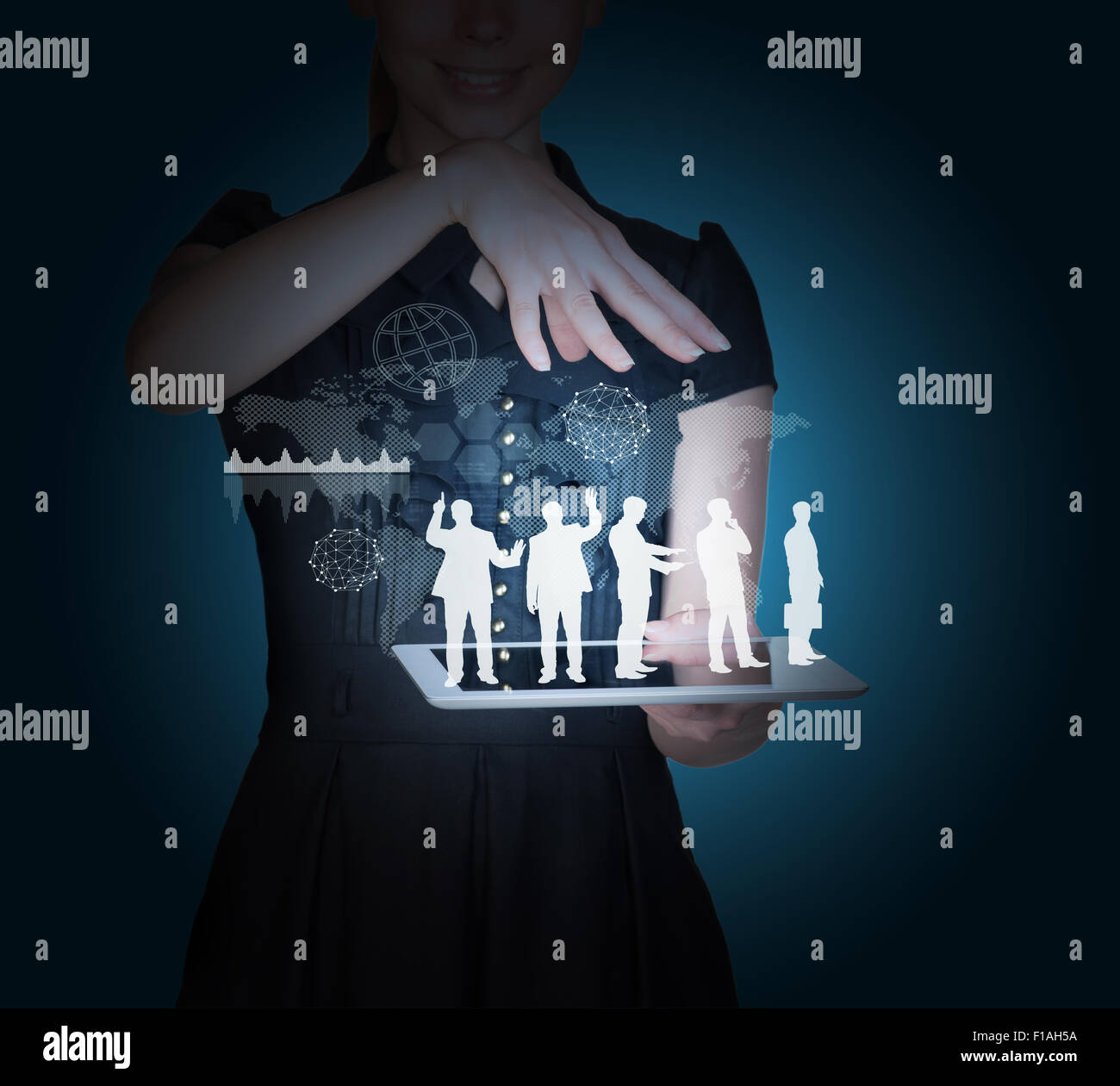 Geschäftsleute und Stadt Modell auf Tablet mit Karte Stockfoto