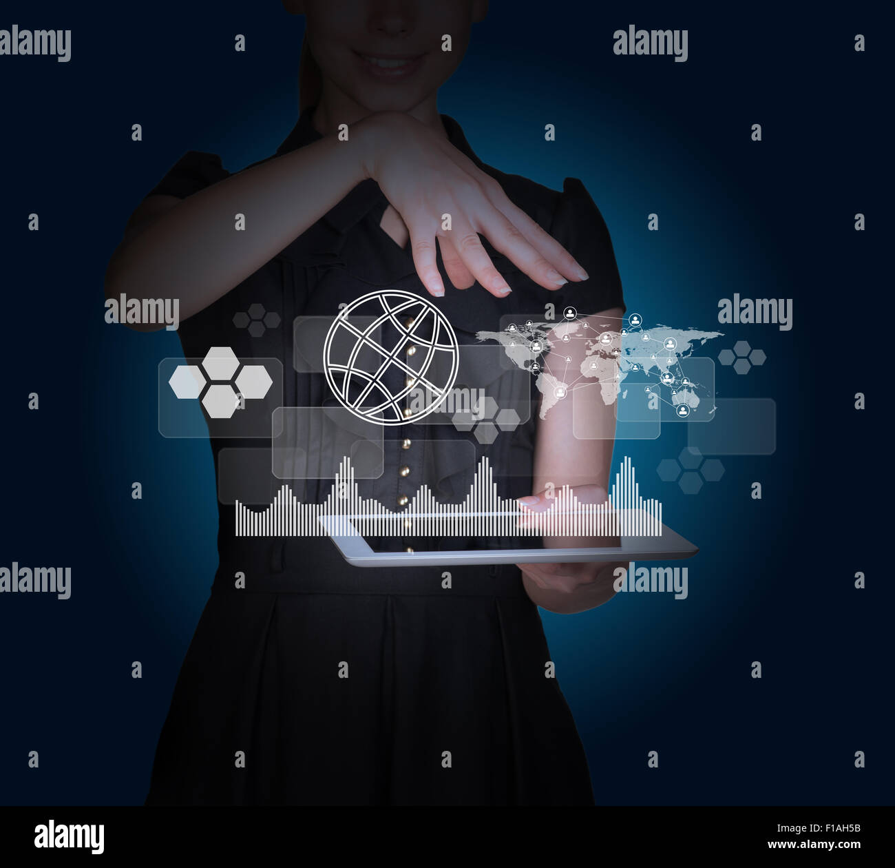 Geschäftsfrau mit Tablet und 3D-Modell Stockfoto