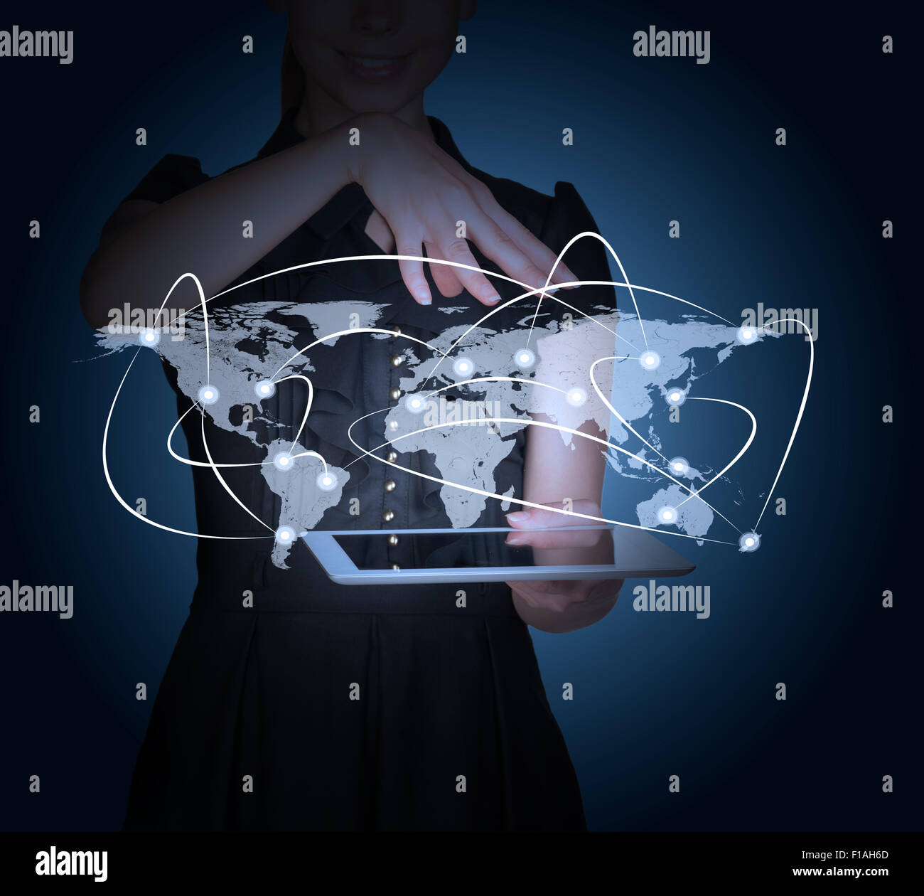 Businesslady Tablet mit 3d Weltkarte Stockfoto