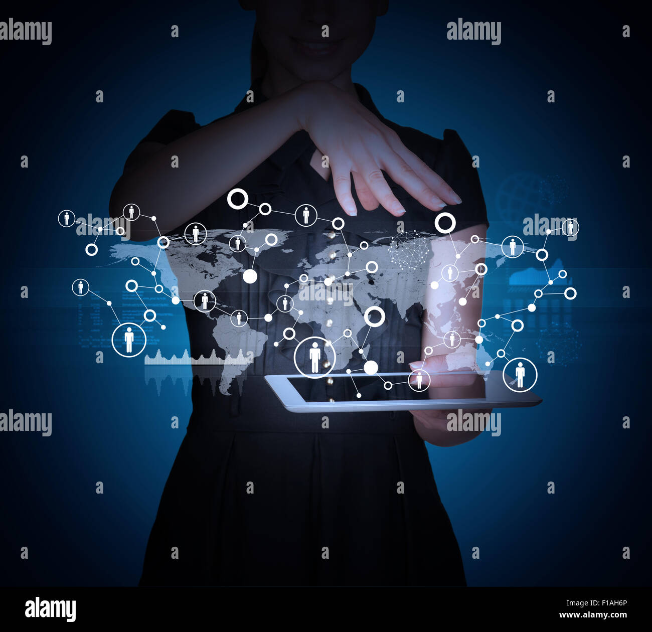 Businesslady mit Tablet und Welt Karte Stockfoto