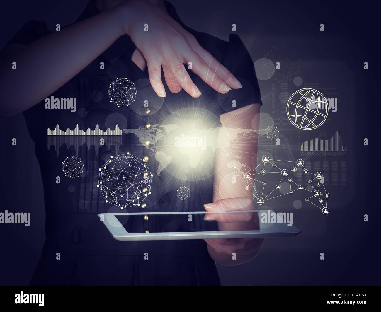 Businesslady mit Tablet und Grafiken Stockfoto