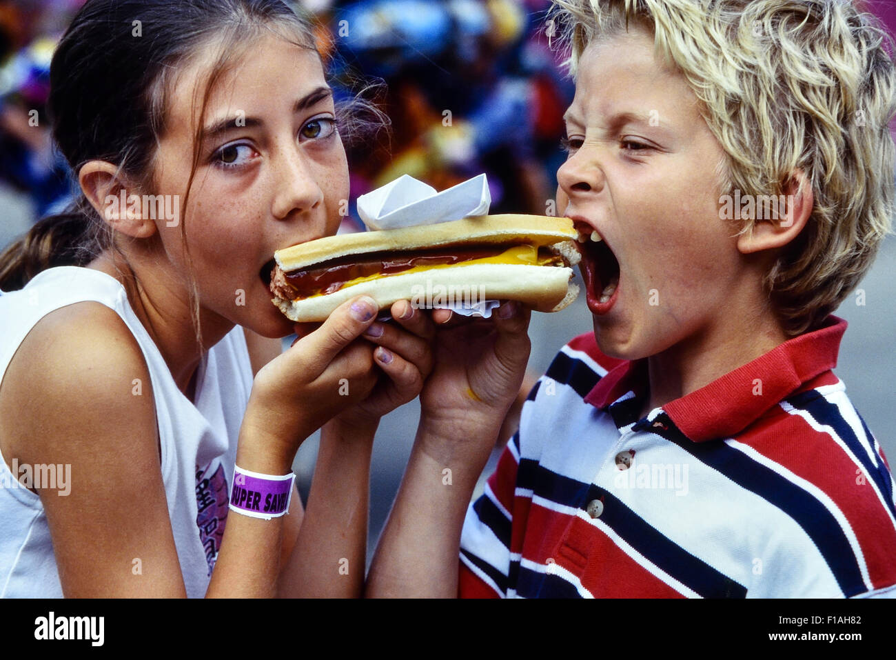 Jungen und Mädchen einen Hot Dog zu teilen. Southend-on-Sea. Essex Stockfoto