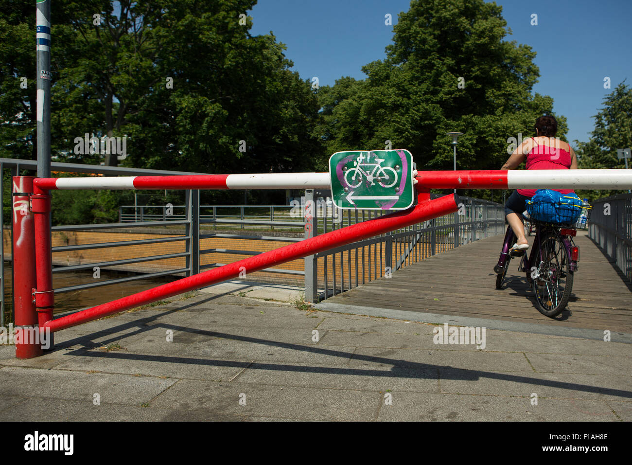 Berlin, Deutschland, Zeichen Verbot für Radfahrer für eine kleine Brücke Stockfoto