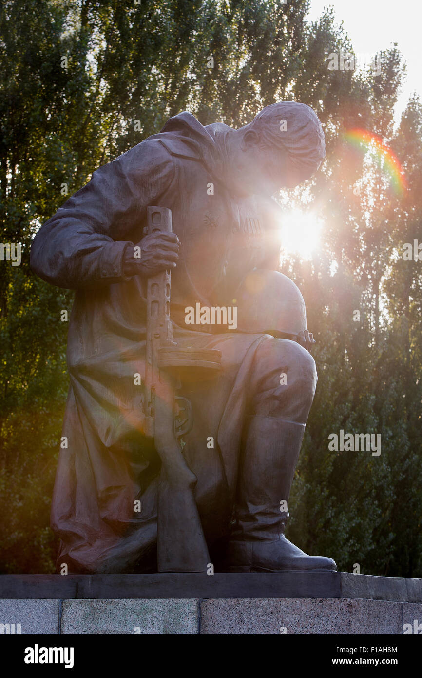 Berlin, Deutschland, knienden Soldaten an das Sowjetische Ehrenmal Stockfoto