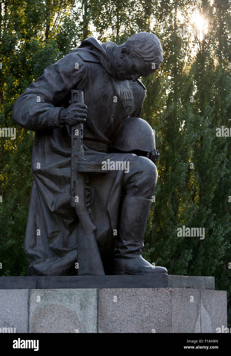 Berlin, Deutschland, knienden Soldaten an das Sowjetische Ehrenmal Stockfoto