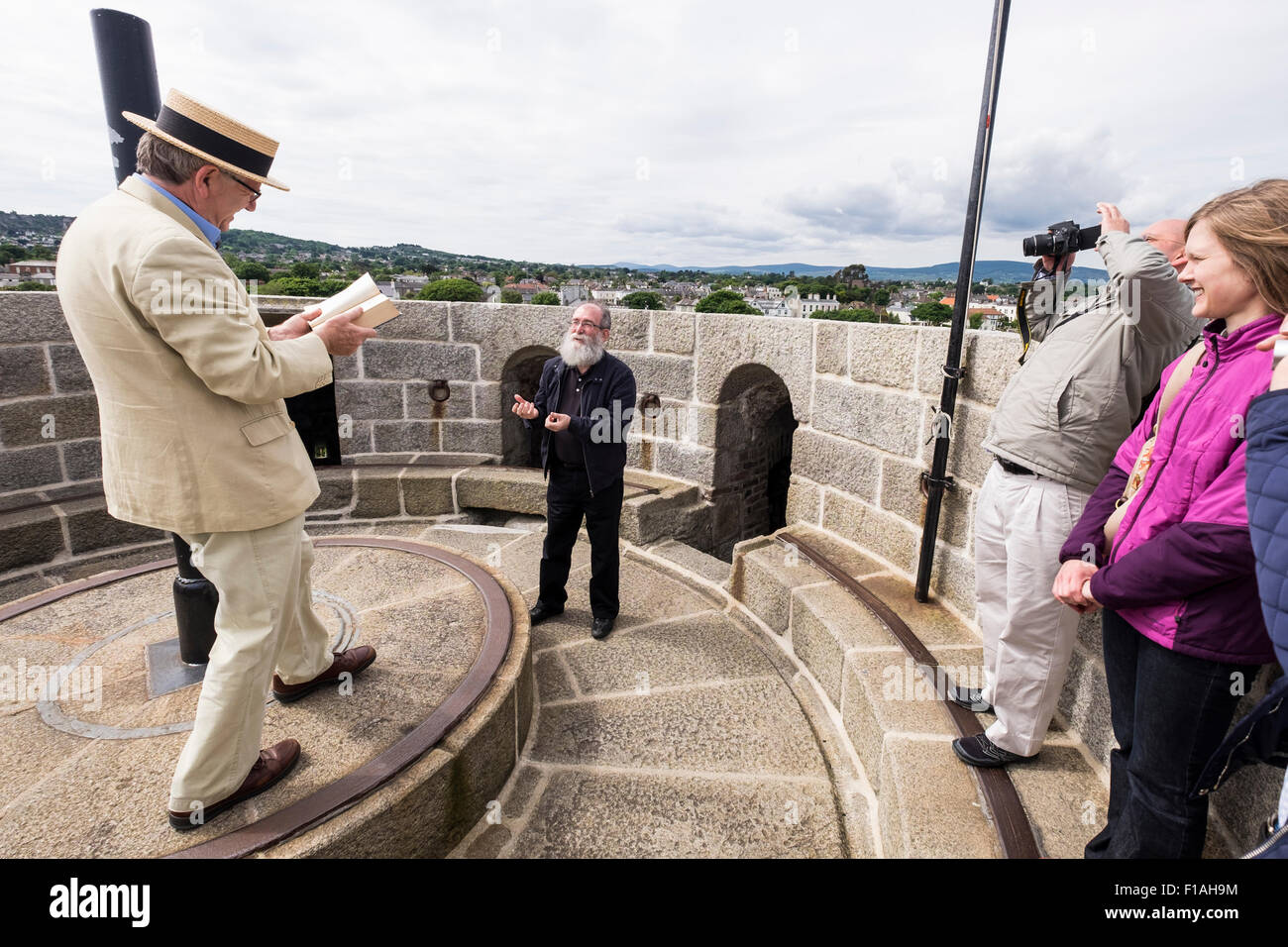 Eine Führung durch die Sandycove Martello-Turm heute ein Museum, James Joyce, Dublin, Irland. Stockfoto