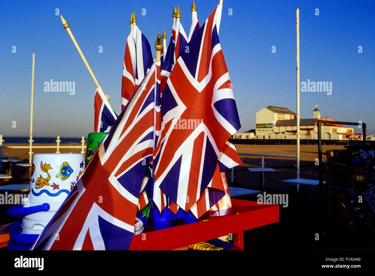 Union Jack Sandburg Fahnen draußen Britannia Pier. Great Yarmouth. Norfolk. England. UK Stockfoto