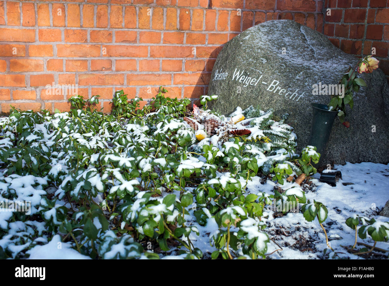 Berlin, Deutschland, das Grab von Helene Weigel Brecht auf dem Dorotheenstaedtischen Friedhof Stockfoto