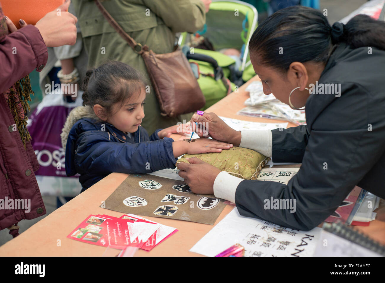 Leicester, UK, 31. August 2015: glitzernden Mischung aus live-Musik, Tanz, Essen, Mode, Kunst und Kultur auf dem Leicester Belgrave Mela Festival. Genießen Sie köstliche indische Küche aus über dem indischen Subkontinent und in den berühmten Mela Basar einkaufen. Bildnachweis: IFIMAGE/Alamy Live-Nachrichten Stockfoto