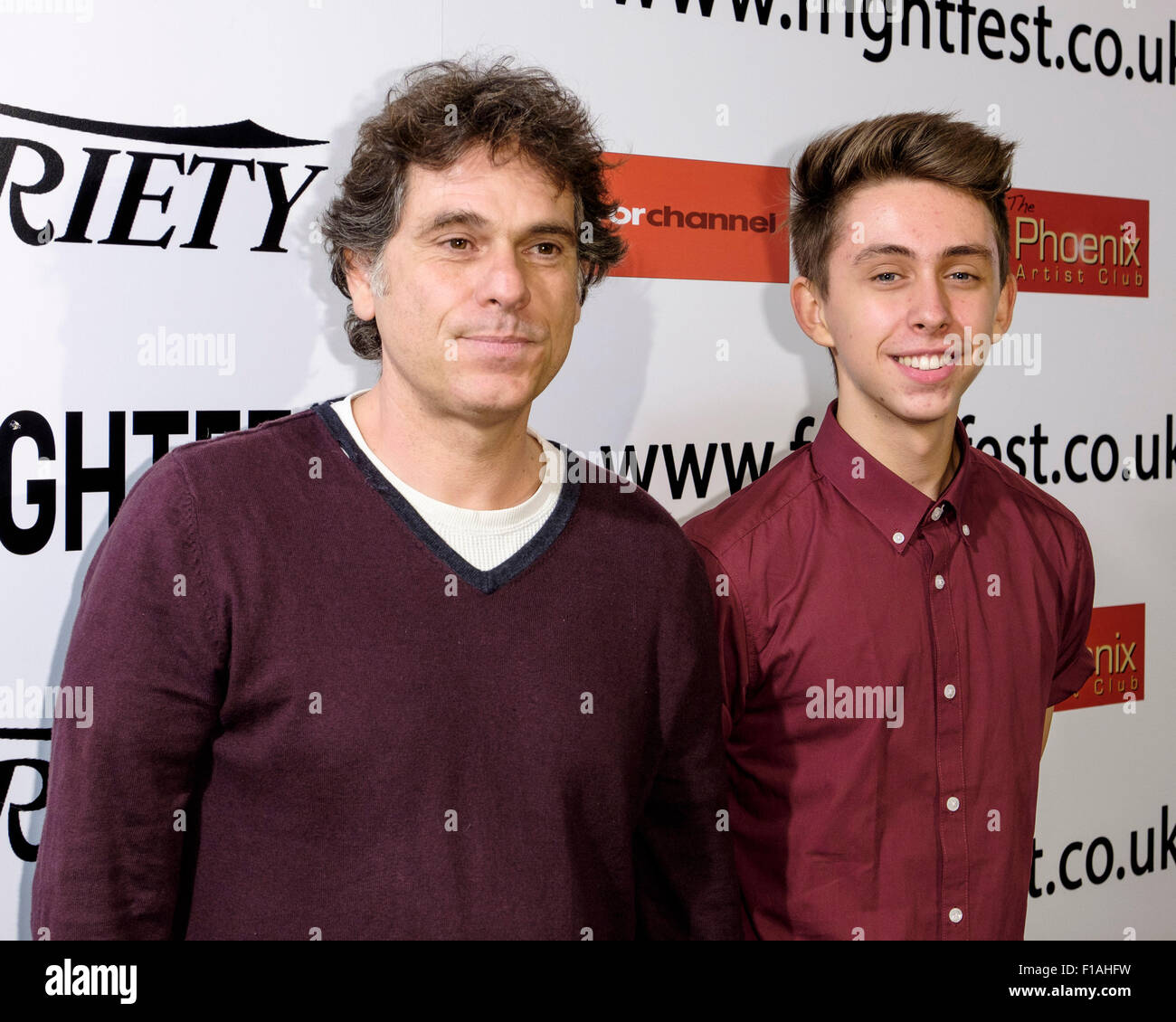 Nathan Ambrosioni mit seinem Vater besucht die Frightfest 2015 auf 31.08.2015 at The VUE West End, London. Trotz seiner 1. Film, 14 Jahre alt, Direktor Nathan, vom sehen sie auf dem 18 bewerteten Festival verboten ist, präsentiert... Bild von Julie Edwards/Alamy Live-Nachrichten. Stockfoto