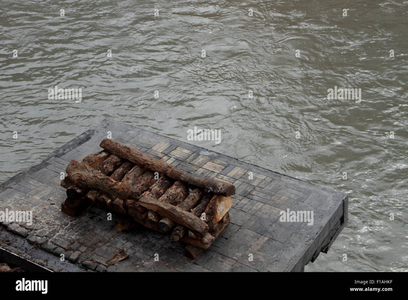 Vorbereitung für den Körper in einem Hindu Begräbnis am Ufer des Bagmati Fluss im Pashupatinath Tempel in Kathmandu platziert werden Stockfoto