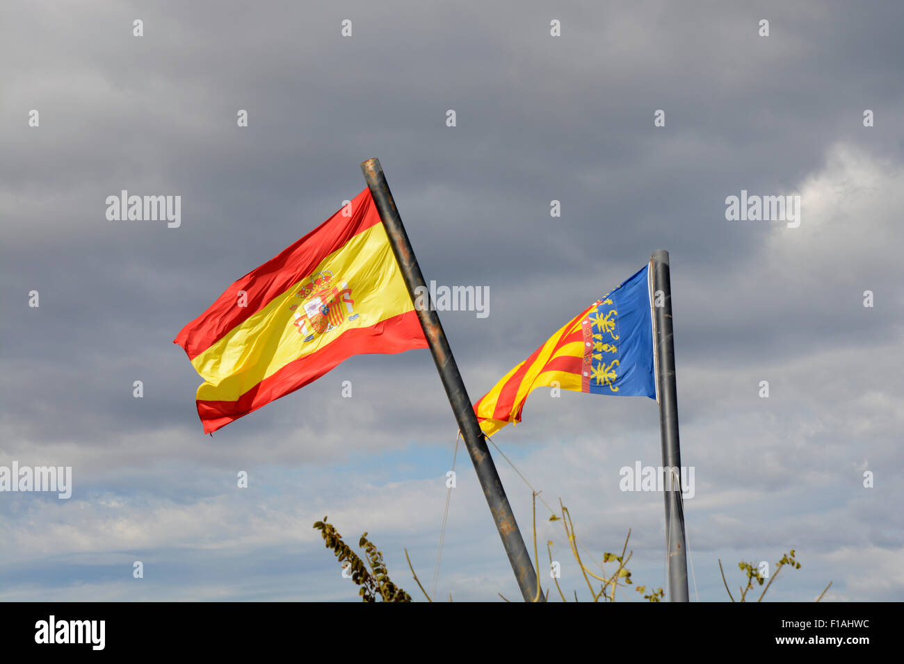 Flagge von Spanien und fliegen am Eingang in den Hafen von Valencia Valencia. Spanien Stockfoto