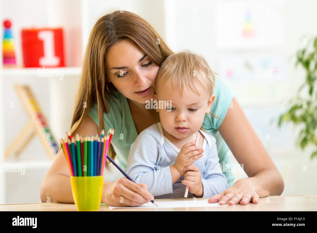 glückliche Familien-Konzept - Mutter und Kind junge zeichnen Stockfoto