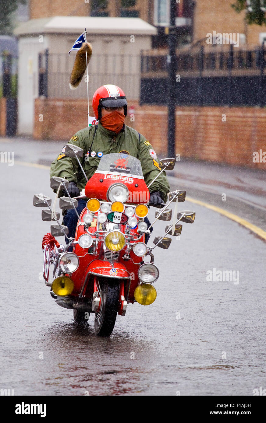 Vespa roller im regen -Fotos und -Bildmaterial in hoher Auflösung – Alamy