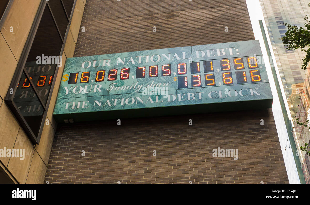 New York City, USA, Detail-Schild an der Wand, das die nationale Schuldenkrise in Zahlen zeigt, Budgetproteste Stockfoto