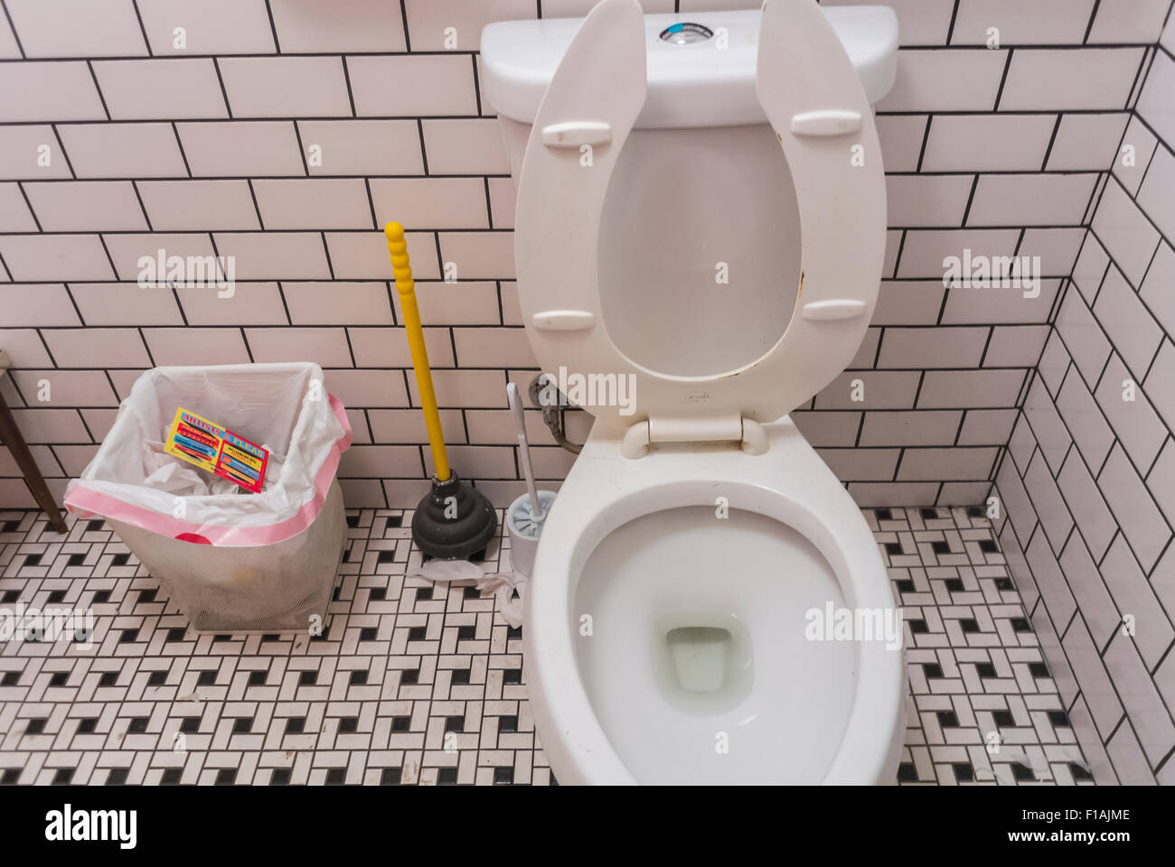 New York City, USA, in amerikanischen WC Toilette mit gekachelten Wänden in  DUMBO Nachbarschaft, Stadtteil Brooklyn Stockfotografie - Alamy