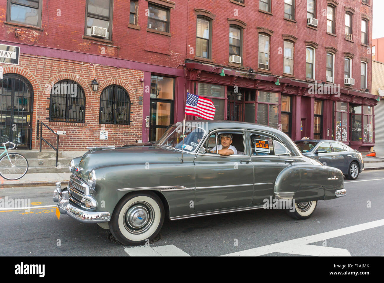 New York City, USA, Vintage American Car Street Scenes, DUMBO Neighborhood, Brooklyn District, Gentrifizierung von Stadtgebieten in US New yorkers Gebäuden Stockfoto