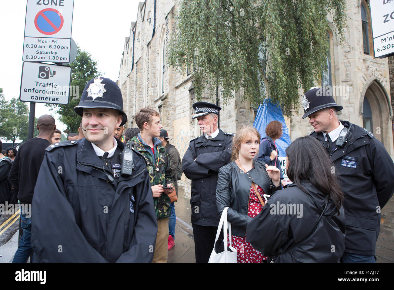 Notting Hill, UK. 31. August 2015. Polizei-Kommissar Sir Bernard Hogan-Howe besucht den Notting Hill Carnival. Bildnachweis: Keith Larby/Alamy Live-Nachrichten Stockfoto