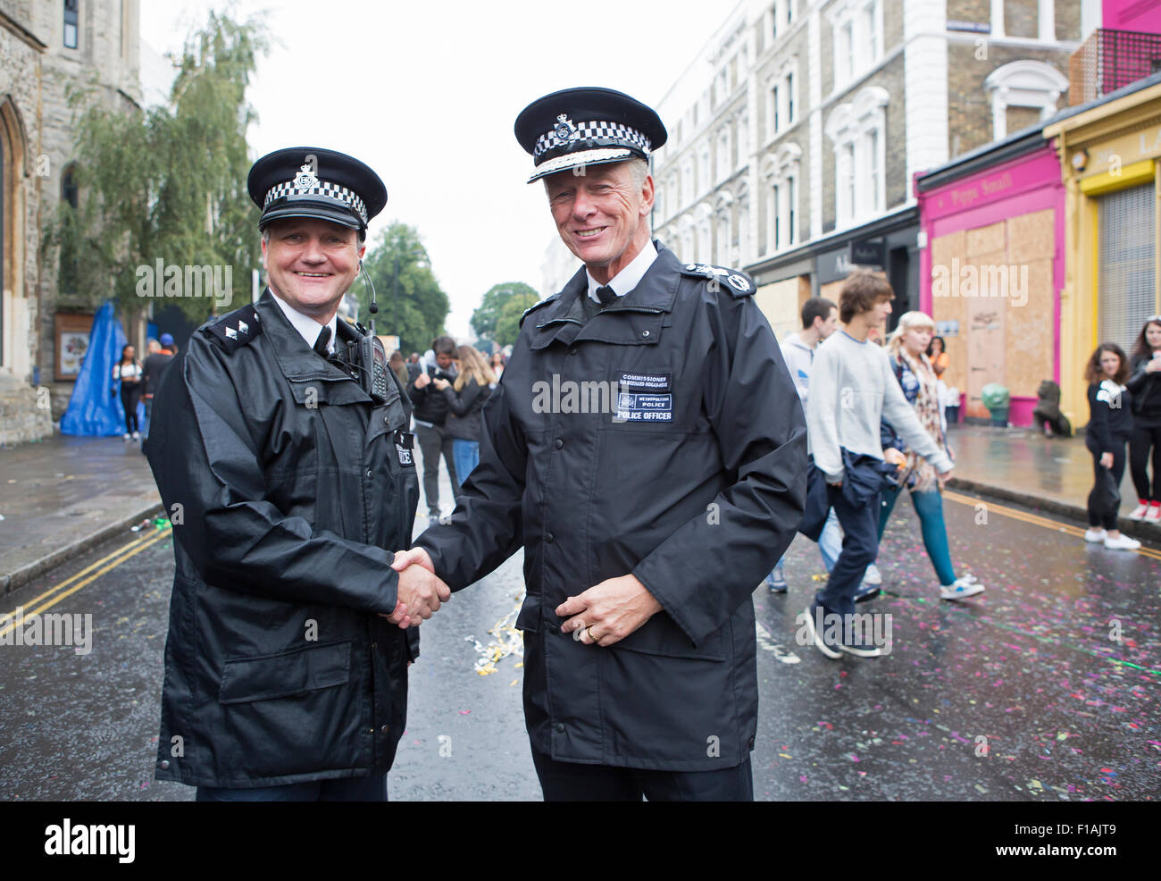 Notting Hill, UK. 31. August 2015. Polizei-Kommissar Sir Bernard Hogan-Howe schüttelt Hände mit Inspektor Jim Clune, die seit 35 Jahren betreut. Bildnachweis: Keith Larby/Alamy Live-Nachrichten Stockfoto