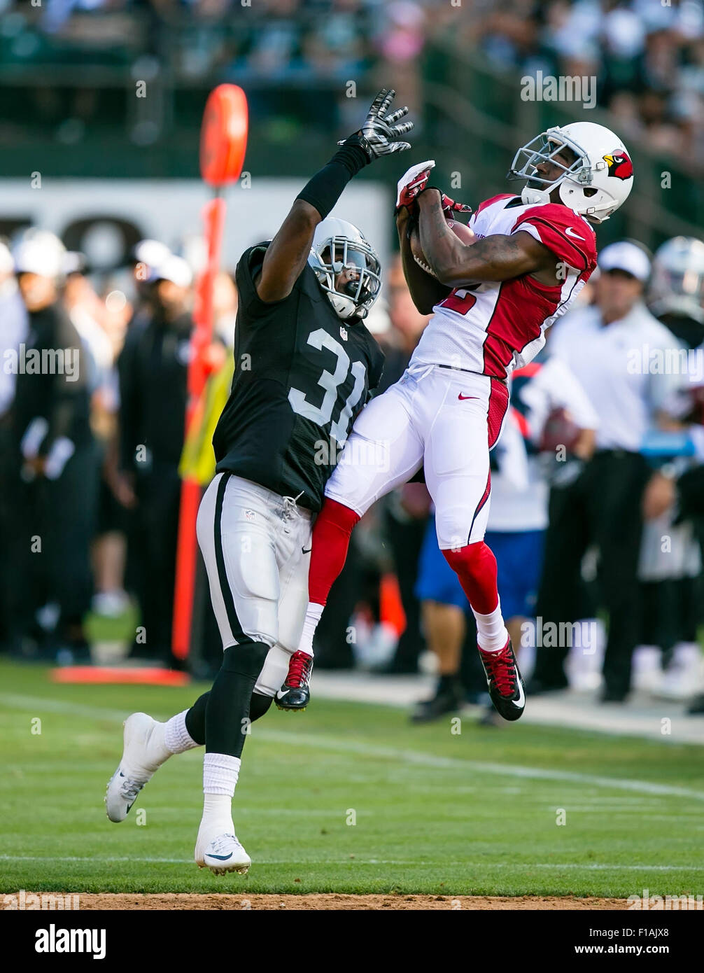 Oakland, CA. 30. August 2015. Arizona Cardinals Wide Receiver John Brown (12) macht einen springenden Fang während der NFL Football Spiel zwischen den Oakland Raiders und die Arizona Cardinals im O.co Coliseum in Oakland, Kalifornien. Die Cardinals geschlagen die Raiders 30-23. Damon Tarver/Cal Sport Media/Alamy Live-Nachrichten Stockfoto