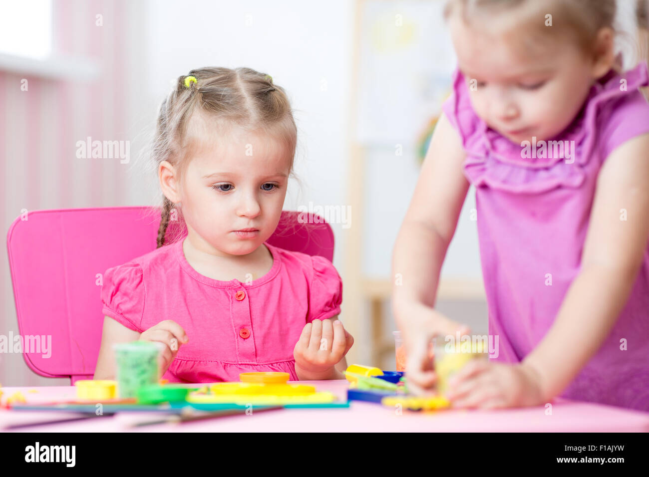 Kinder spielen gemeinsam im Kindergarten Stockfoto