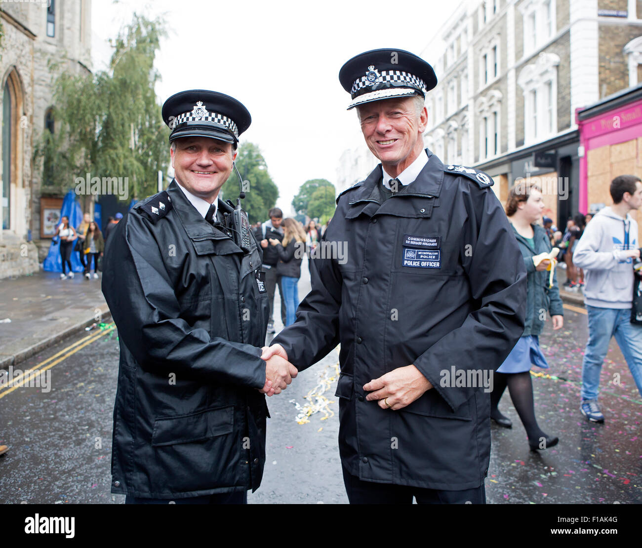 Notting Hill, UK. 31. August 2015. Polizei-Kommissar Sir Bernard Hogan-Howe schüttelt Hände mit Inspektor Jim Clune, die seit 35 Jahren betreut. Bildnachweis: Keith Larby/Alamy Live-Nachrichten Stockfoto