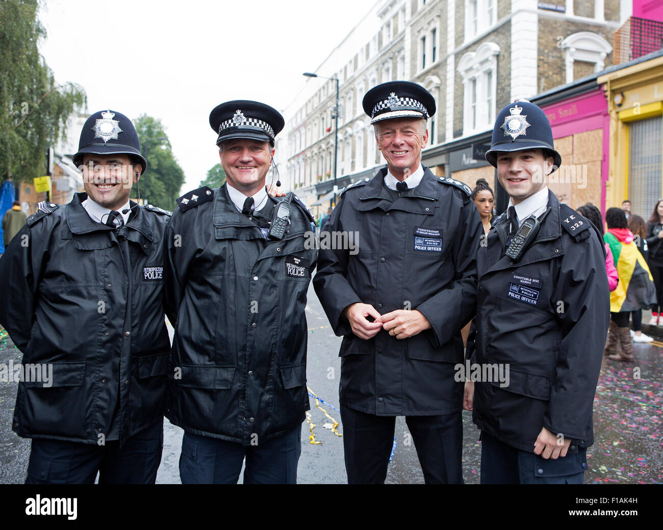 Notting Hill, UK. 31. August 2015. Polizei-Kommissar Sir Bernard Hogan-Howe besucht den Notting Hill Carnival. Bildnachweis: Keith Larby/Alamy Live-Nachrichten Stockfoto
