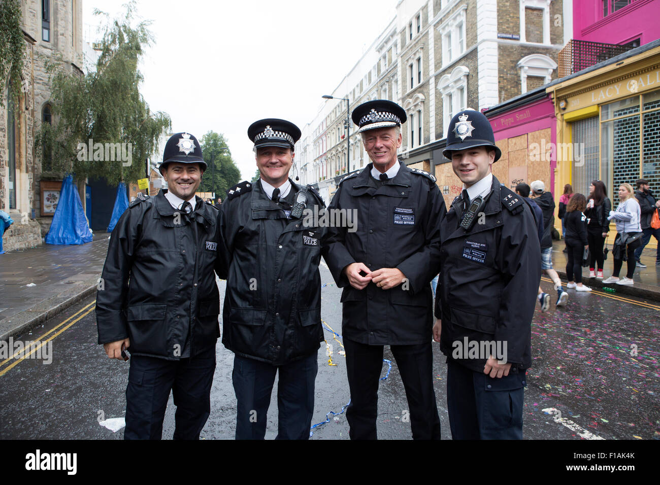 Notting Hill, UK. 31. August 2015. Polizei-Beauftragter Sir Bernard Hogan-Howe posiert mit anderen Polizisten an der Notting Hill Carnival. Bildnachweis: Keith Larby/Alamy Live-Nachrichten Stockfoto