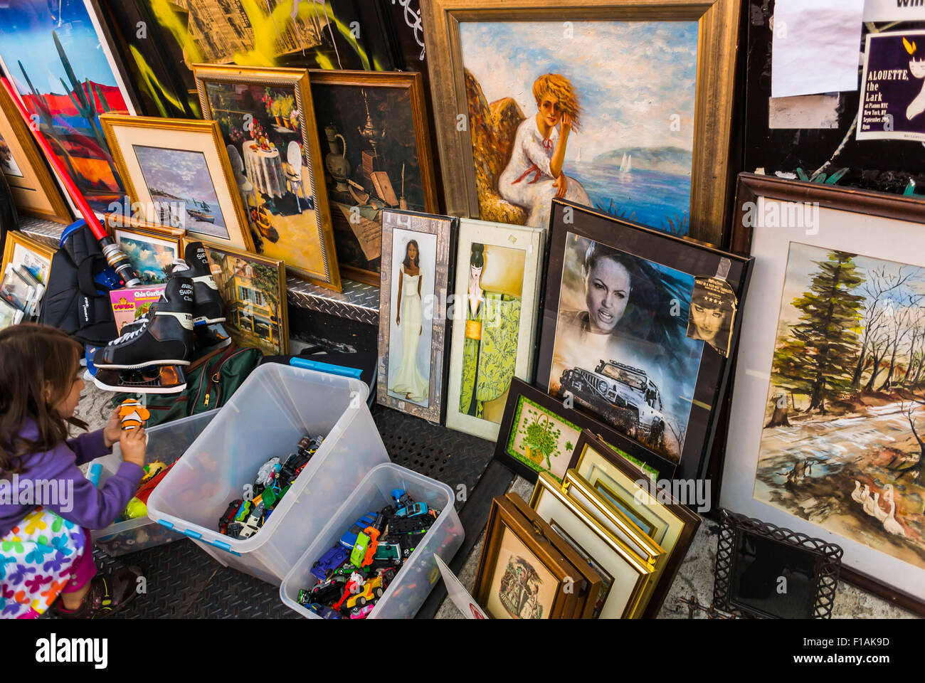 New York City, USA, Alte Bilderrahmen auf dem Flohmarkt von Vintage Objects, Brooklyn, in amerikanischen alten Läden, gestapelte Rahmen Stockfoto