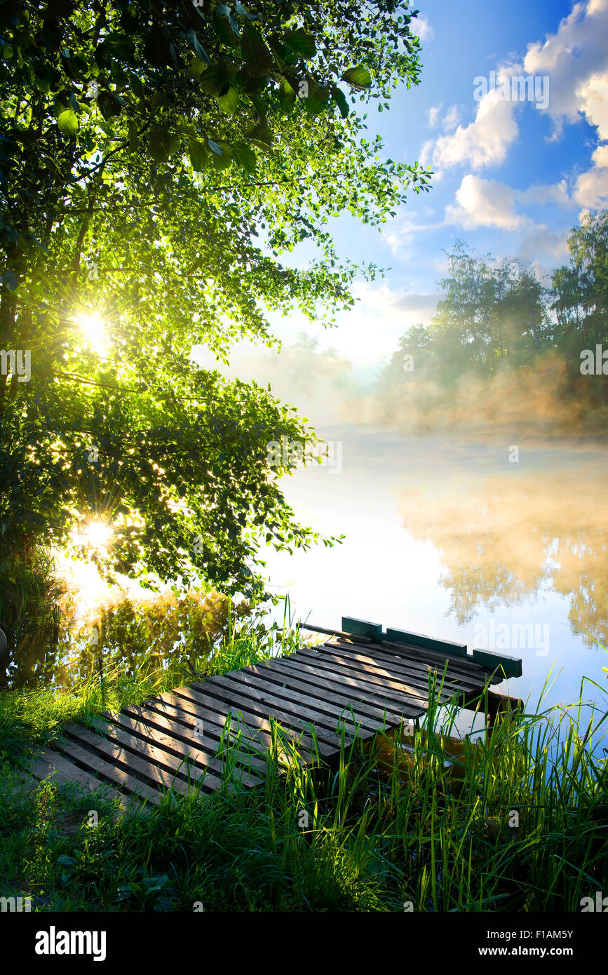 Angelsteg am Fluss am Morgen Stockfoto