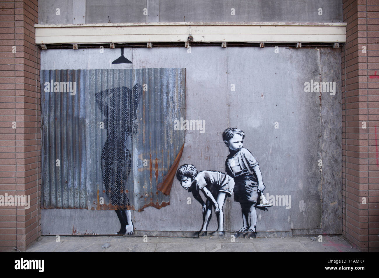 Banksy ist Dismaland Kunst von zwei jungen Stockfoto