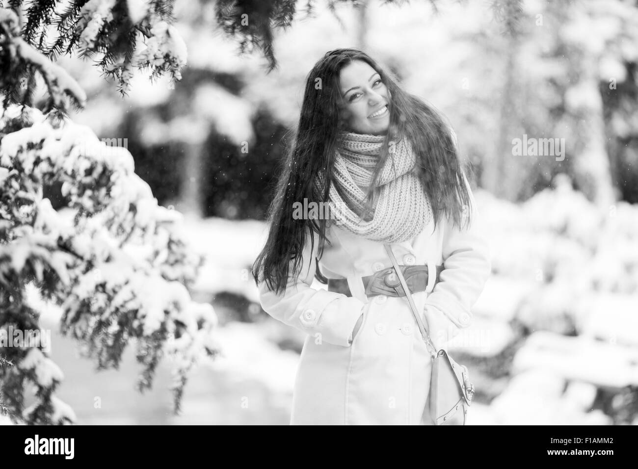 Junge Frau im Park im winter Stockfoto