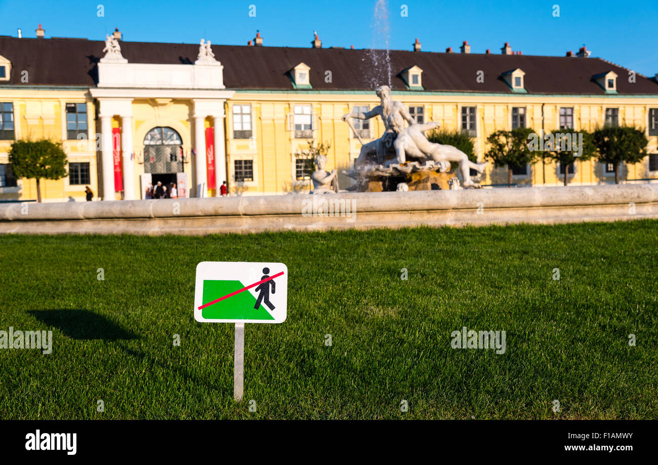 'keep off the Grass' Zeichen im Schönbrunner Schlosspark, Österreich Stockfoto