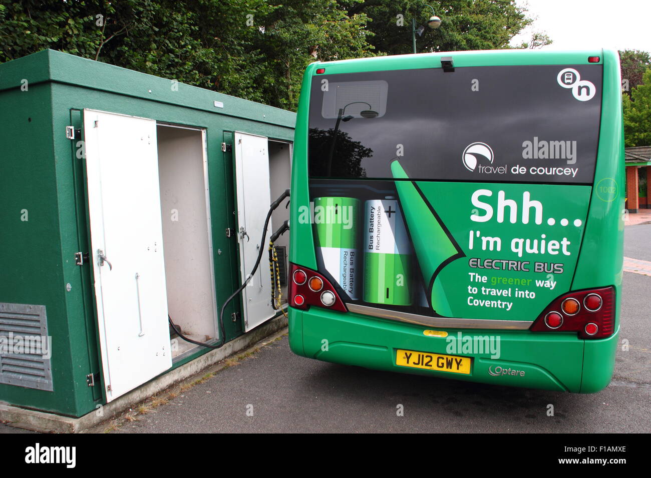 Ein Elektrobus als Park &amp; Ride Service Betrieb hält für die Aufladung im War Memorial Park in Coventry, England UK Stockfoto