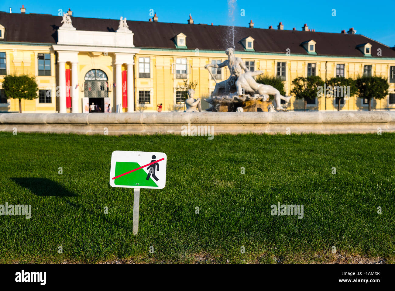 'keep off the Grass' Zeichen im Schönbrunner Schlosspark, Österreich Stockfoto