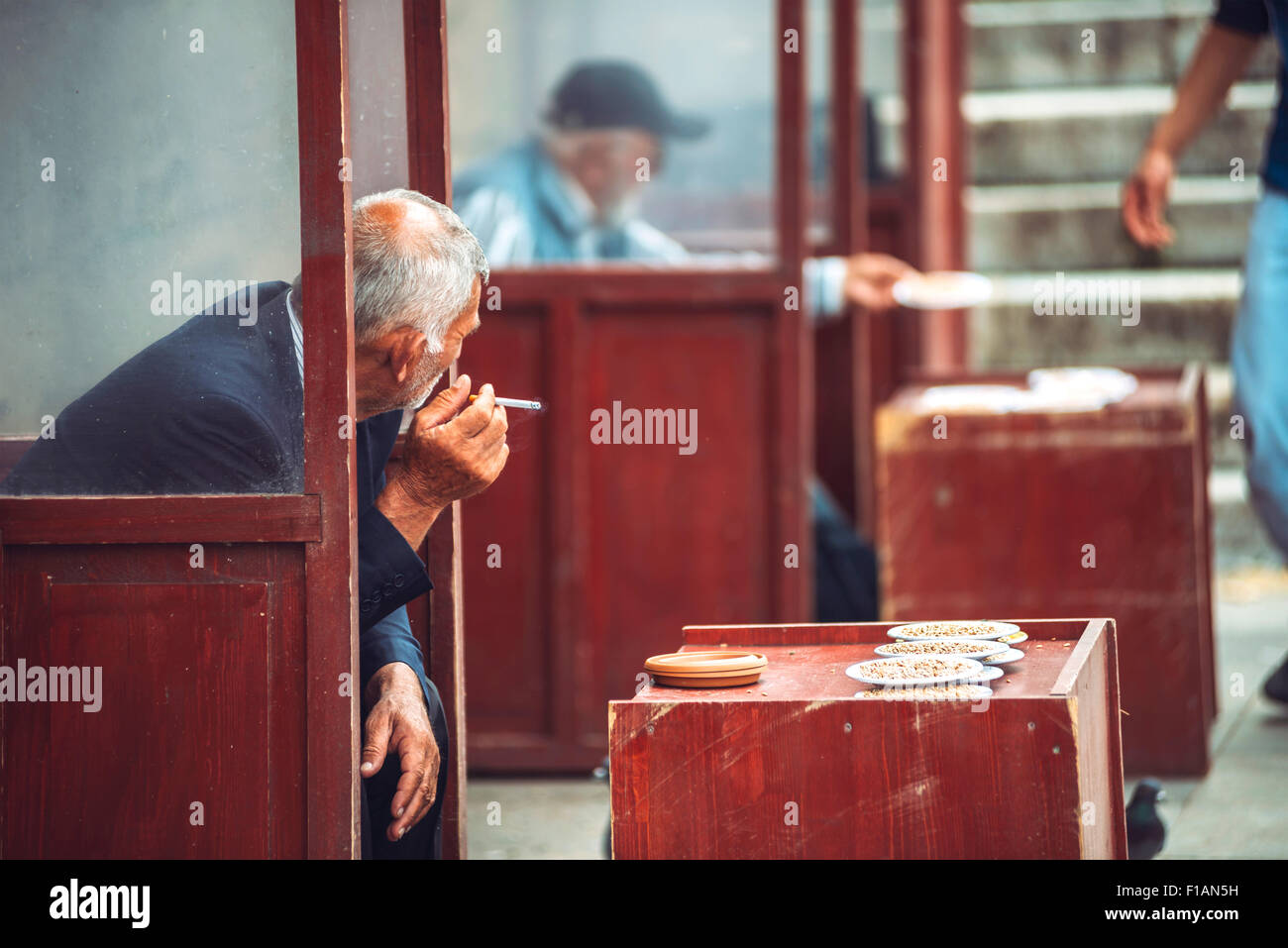 Türkei, Istanbul, Straße Taube Essen Verkäufer Stockfoto