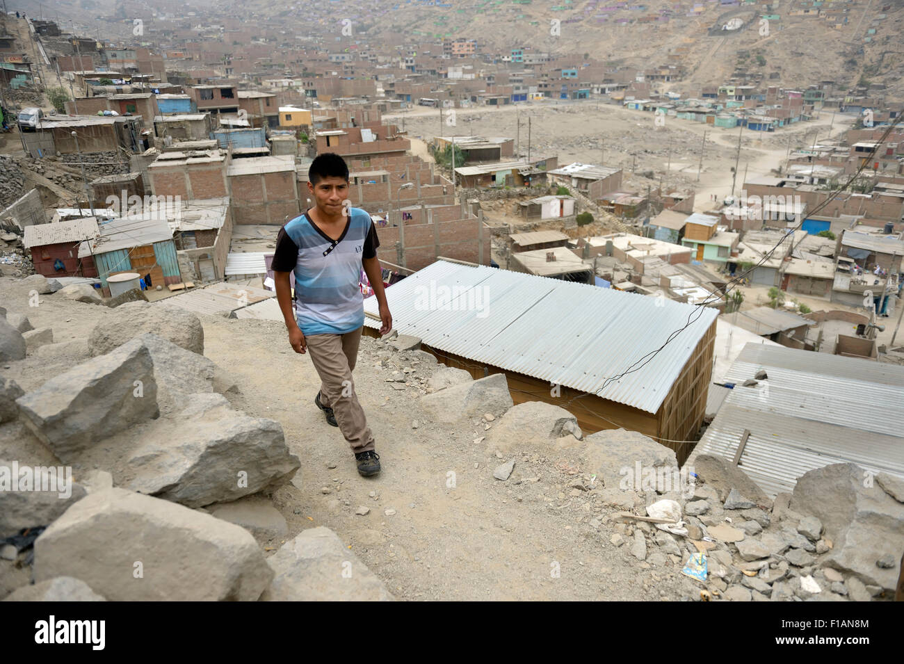 Peru, Lima, Huaycan, Teenager auf einem Steg Stockfoto