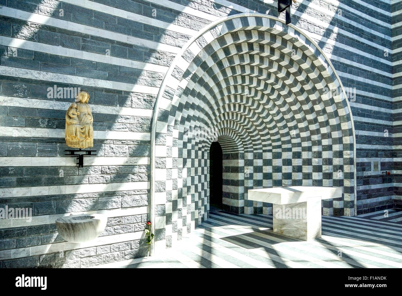 Schweiz, Tessin, Mogno, Innenansicht der Kirche von San Giovanni Stockfoto