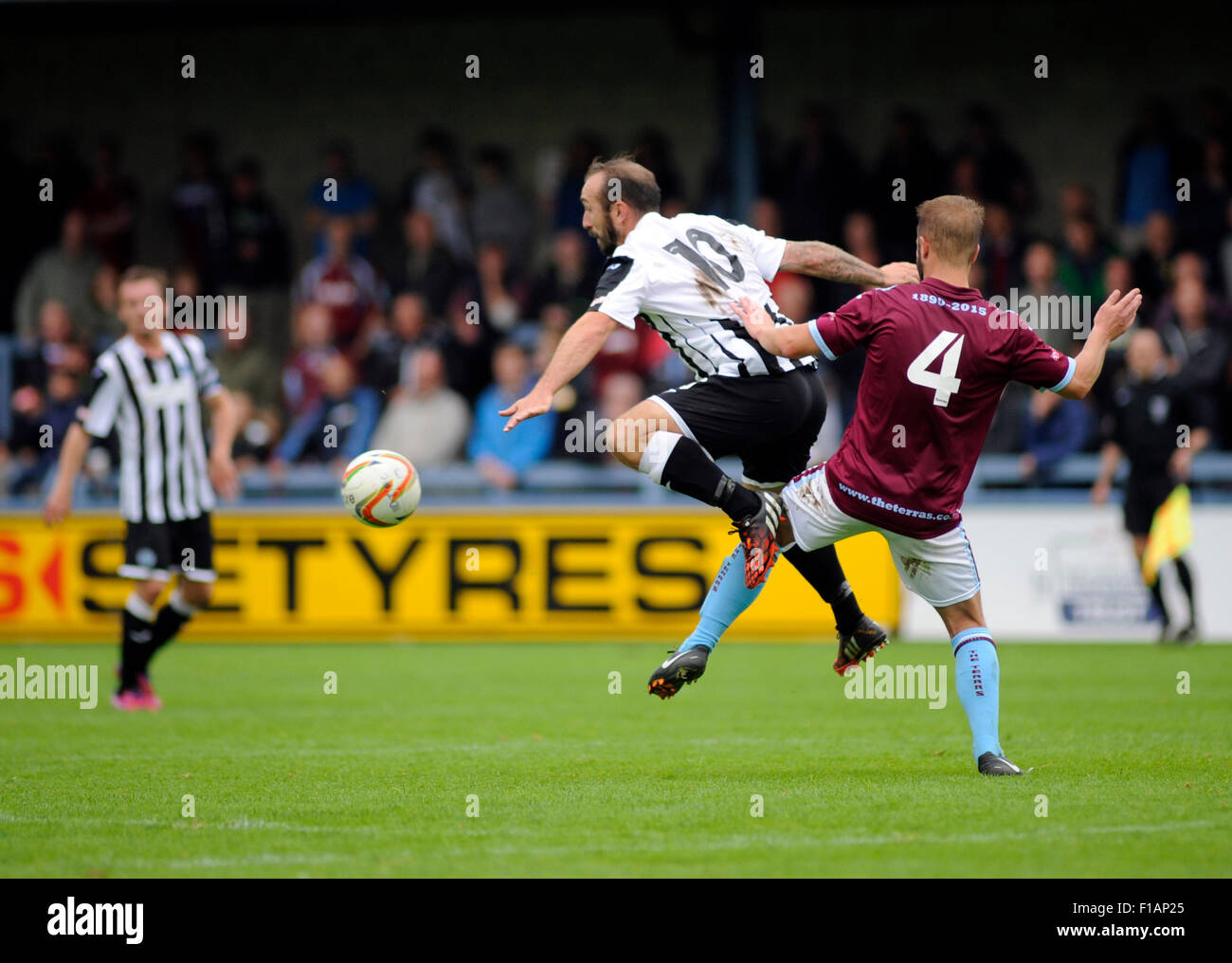 Dorchester, England. 31. August 2015. Ben Watson DTFC (Mitte) wird von Dean Evans von Weymouth (rechts) während der südlichen Liga-Derby-Spiel zwischen Dorchester Town FC V Weymouth FC die Greene King Stadium in Frage gestellt. Bildnachweis: David Partridge / Alamy Live News Stockfoto