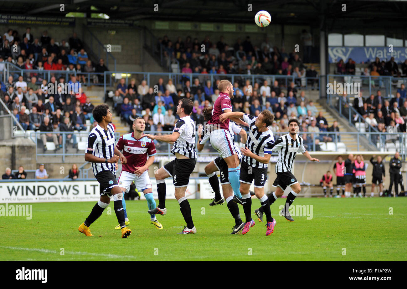 Dorchester, England. 31. August 2015. Die große Masse von Dorchester Watch als Spieler Herausforderung für den Ball in der südlichen Liga-Derby-Spiel zwischen Dorchester Town FC V Weymouth FC die Greene King Stadium. Bildnachweis: David Partridge / Alamy Live News Stockfoto