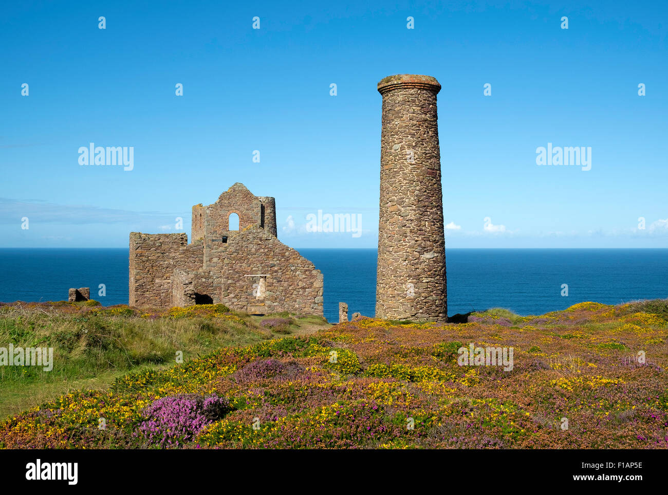 Die alten Gebäude der Wheal Coates Zinnmine an Extrameldung Spitze in Cornwall, England, UK Stockfoto