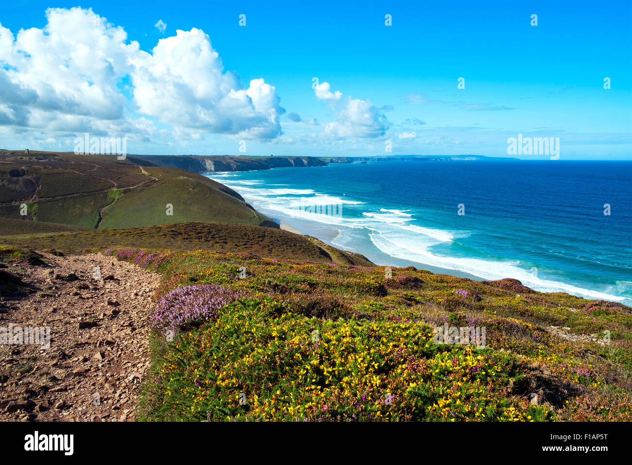 Der South West Coast Path an Extrameldung Spitze in Cornwall, England, UK Stockfoto