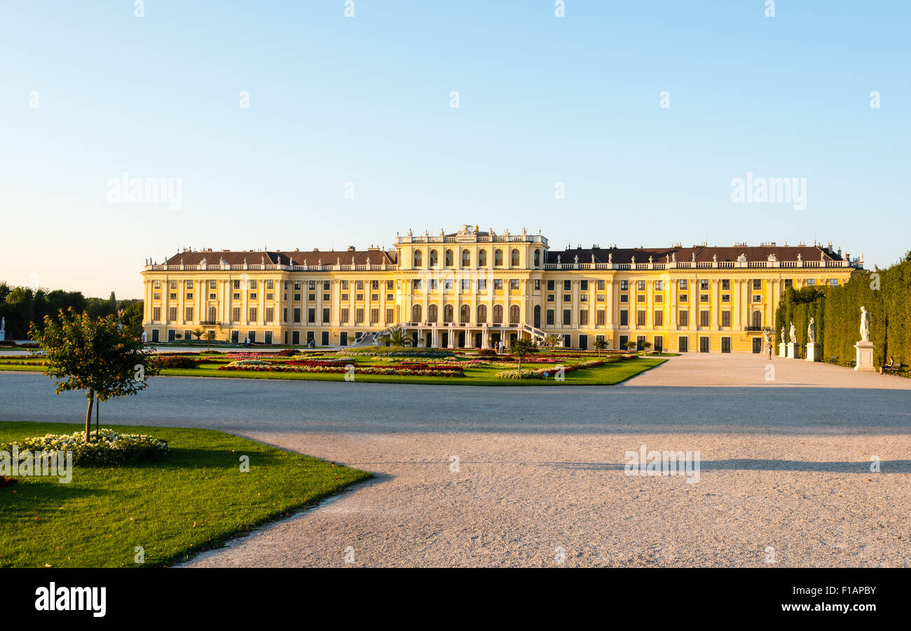 Schloss Schönbrunn, Wien, Österreich an einem Sommerabend Stockfoto