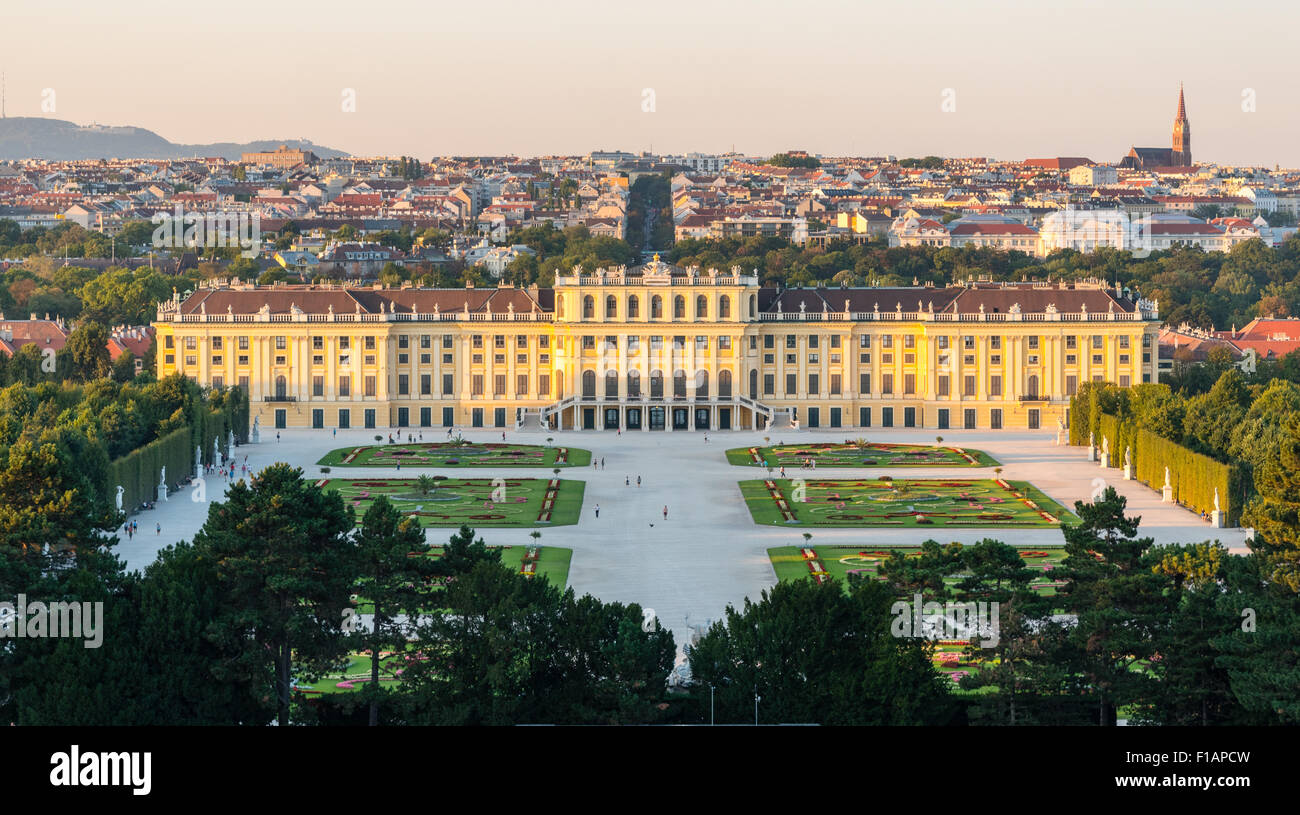 Schloss Schönbrunn, Wien, Österreich an einem Sommerabend Stockfoto