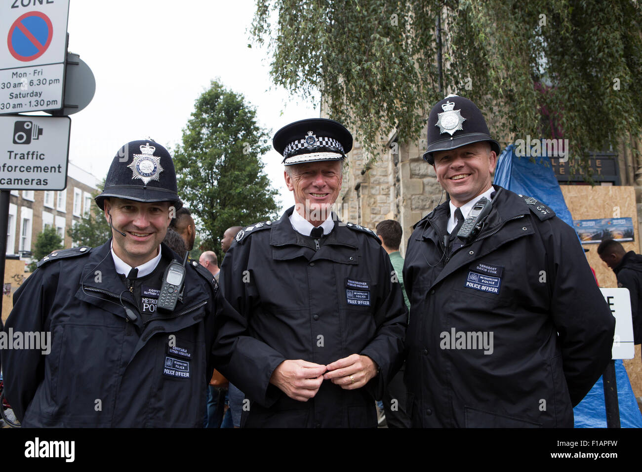 Notting Hill, UK. 31. August 2015. Polizei-Kommissar Sir Bernard Hogan-Howe besucht den Notting Hill Carnival. Bildnachweis: Keith Larby/Alamy Live-Nachrichten Stockfoto