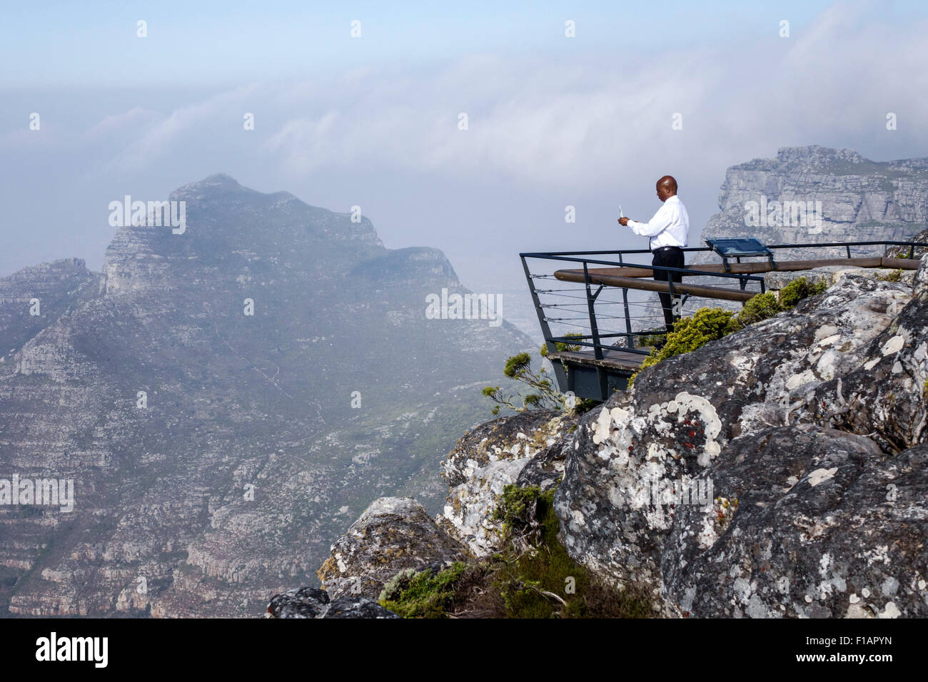 Kapstadt Südafrika,Table Mountain National Park,Naturschutzgebiet,Top,Aussichtspunkt,Schwarzafroamerikaner,Mann Männer männlich,Smartphone-Handy-SMS, Stockfoto