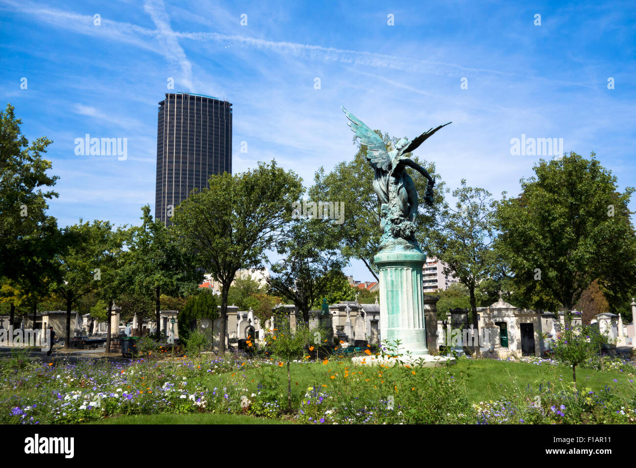 Cimetière Montparnasse mit Tour Montparnasse Stockfoto
