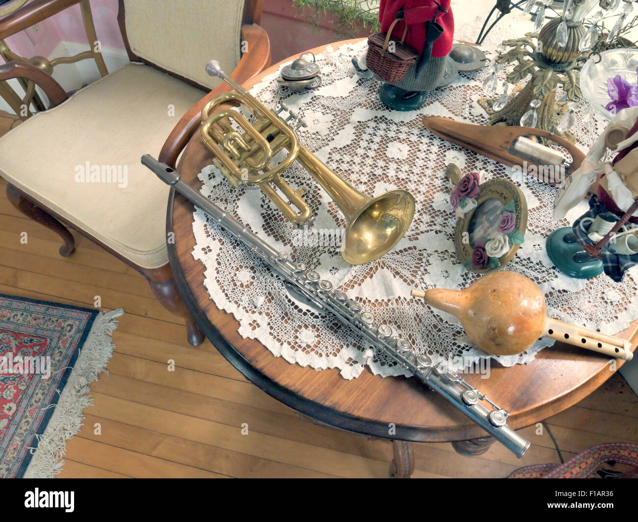 Ein Tisch mit allerlei Schnickschnack Stockfoto