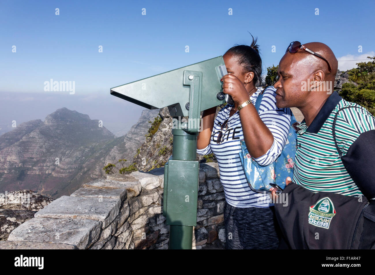 Kapstadt Südafrika, Table Mountain National Park, Naturschutzgebiet, Top, Aussichtspunkt, schwarzer Afro-Amerikaner, Mann Männer männlich, Frau weibliche Frauen, Teleskopbinokul Stockfoto