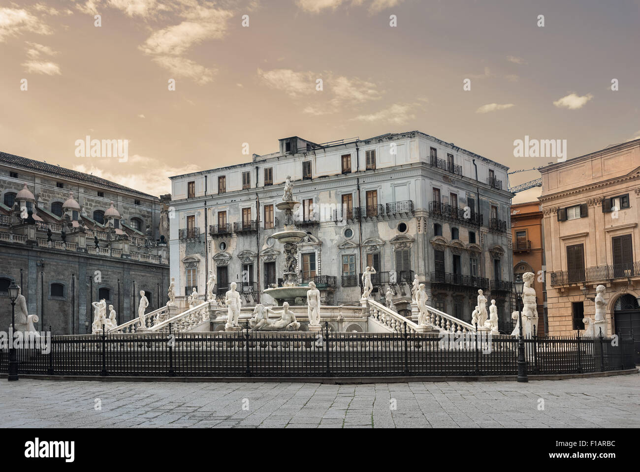 Piazza Pretoria mit Brunnen mit Skulpturen Fontana Pretoria. Palermo, Sizilien, Italien Stockfoto
